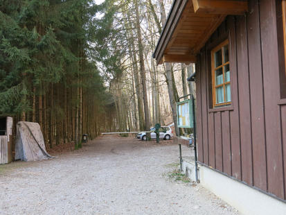 Zufahrt (schattiger Parkplatz)